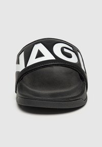 Infradito nere con una larga fascia che presenta un testo bianco in grassetto. Il testo dice "SLAGE." Suola in gomma morbida e finitura opaca. Design casual.