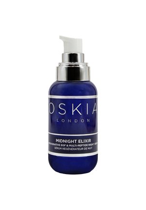 Flacon bleu de sérum de nuit OSKIA London Midnight Elixir avec distributeur blanc et collerette argentée.
