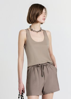 Calliope Short - fango