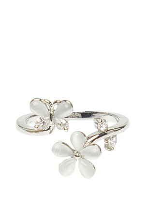 Anello d'argento dal design aperto con un fiore bianco a cinque petali e una farfalla con ali traslucide e piccoli dettagli in cristallo.