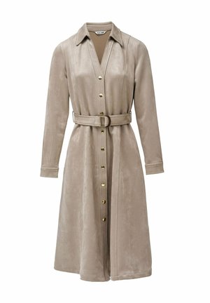 Vestido beige, con textura de ante, con cinturón y cuello con solapas, cierre de botones en el frente y mangas largas; presenta una textura suave y un brillo sutil.