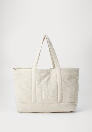 Crèmekleurige suède tote tas met dubbele handvatten en een geperst rechthoekig logo met de letters M en A.