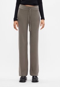 Sive hlače za opuštanje s rebrastom teksturom, visokim strukom i vezicom, s opuštenim krojem, glatkom površinom i širokim nogavicama.