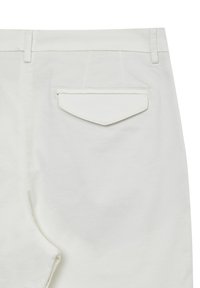 Retro dei pantaloni bianchi sul retro con una singola tasca a pattina e passanti per la cintura, mostrando una cucitura dettagliata sul tessuto.