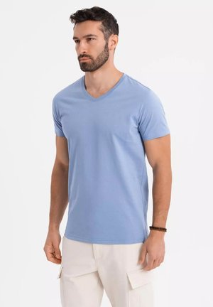 Hellblaues V-Ausschnitt-T-Shirt aus einer weichen Baumwollmischung, mit kurzen Ärmeln, taillierter Passform und sauberer Nahtführung sowie glatter Textur.