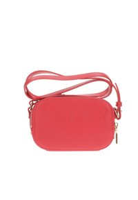 Borsa a tracolla sintetica rossa con forma rettangolare arrotondata, dotata di una cerniera dorata e di una lunga tracolla regolabile. Texture liscia.