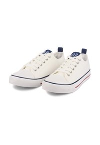Weiße Leinenschuhe mit Schnürdesign, blauen Akzenten an der Zunge und Ferse sowie einem roten Streifen entlang der Sohle. Strukturierte Gummisohle.