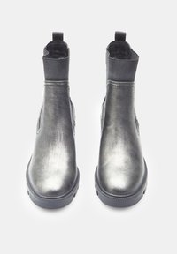 Botas tobilleras plateadas de metal con paneles laterales elásticos, textura de piel suave, punta redondeada y suela de goma. Dos lengüetas para un fácil uso.