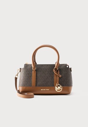 Τσάντα χειρός Michael Kors με σκούρο υφή σώματος, καφέ δερμάτινες λαβές και βάση, χρυσό διακοσμητικό λογότυπο και αποσπώμενο ιμάντα ώμου.