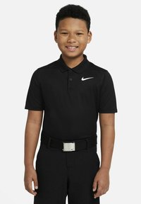 Svart Nike polo skjorta med en liten vit logotyp, tillsammans med svarta byxor och ett svart bälte med en silvrig spänne. Slät tygtextur.