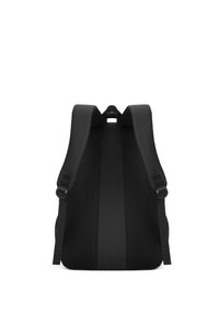 Zaino nero con spallacci e pannello posteriore imbottiti, caratterizzato da un design in rete testurizzata. Forma minimalista con accenti hardware regolabili.