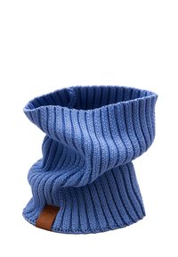 Niebieski dziergany ocieplacz na szyję o prążkowanej fakturze, z dodatkiem skórzanego akcentu u podstawy. Miękka, elastyczna forma odpowiednia do owinięcia.