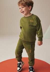 Next UTILITY  JOGGERS SET - REGULAR FIT - Træningssæt - khaki green