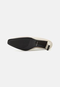 Calvin Klein HEEL MULE - Korolliset pistokkaat - turtle dove