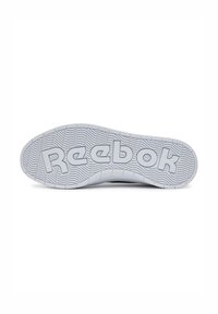 Reebok sportbačių padas, pasižymintis tekstūruota guma, su bangų raštu ir išryškintu logotipu, kuris aiškiai matomas centre.