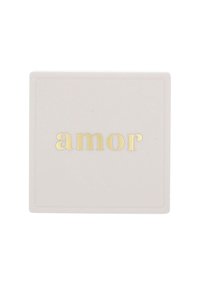Piastrella quadrata in ceramica bianca con lettere dorate in rilievo che formano la parola "amor" al centro su uno sfondo bianco semplice.