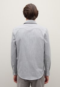 Chemise pour homme à boutons en tissu léger bleu et blanc à rayures. Dispose d'un col classique, de manches longues et d'un ourlet arrondi.