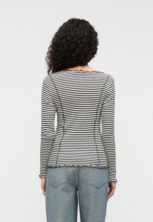 Rang 12: Mads Nørgaard - STRIPE SIRI - Top dugih rukava