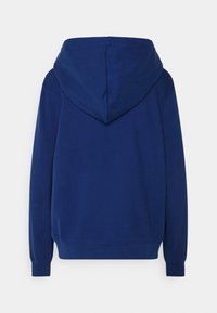 Felpa con cappuccio blu navy con una texture morbida, polsini e orlo a costine. Presenta un design semplice e pulito senza loghi o motivi visibili.