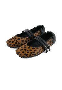 Cipele s leopard uzorkom, ravne, s gornjim dijelom od smešane umjetne kože i crnim kožnim detaljima. Imaju dvostruki pojasni dizajn i teksturiranu gumu od koje je potplat.