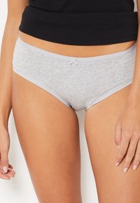 Mutande hipster grigie in cotone con una texture morbida, caratterizzate da una cintura in un grigio chiaro a contrasto e un dettaglio a fiocco decorativo sul davanti.