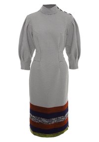 Robe ajustée longueur genou avec manches bouffantes, col haut, motif pied-de-poule noir et blanc, et rayures horizontales rouge, marine, blanc et vert à l'ourlet.