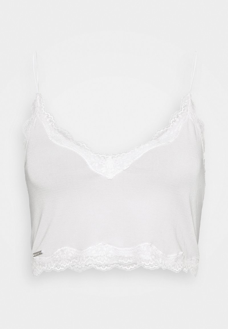 Camisola branca com alças ajustáveis, apresentando um acabamento em renda escallopada ao longo da gola e da bainha, feita de um tecido leve e suave.