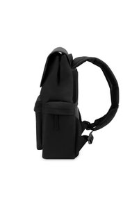 Czarny plecak o eleganckim, minimalistycznym designie. Posiada siateczkowy pasek na ramię, przednie kieszenie oraz trwałą konstrukcję z materiału.