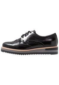 Chaussure oxford en cuir noir avec des détails de brogue en forme d'aile, bout rond, et une semelle en caoutchouc de couleur claire contrastante avec un bord cranté.