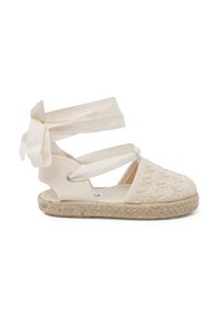 Béžové tkané espadrilky s ankletovým páskem. Texturovaný textilní svršek, juteová podešev a plochý design. Obsahuje stužkové tkanice pro bezpečné upevnění.