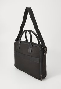 Zwarte laptoptas van duurzaam materiaal, met dubbele handgrepen aan de bovenkant, een afneembare schouderriem en een ritssluiting.