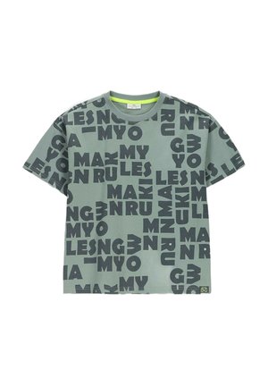 Zielony t-shirt z krótkim rękawem z dużymi, rozrzuconymi czarnymi literami blokowymi tworzącymi części napisu "MY RULES" w losowym układzie.