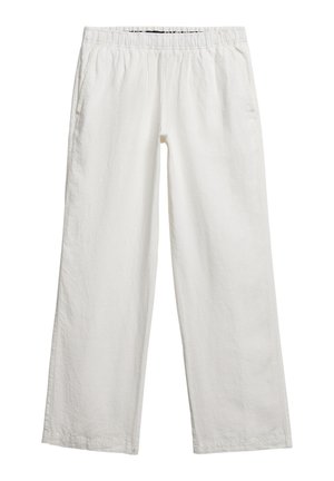 Białe lniane spodnie o luźnym kroju, z elastycznym paskiem, bokami kieszeni i teksturowanym wykończeniem materiału. Brak widocznych wzorów lub detali metalowych.