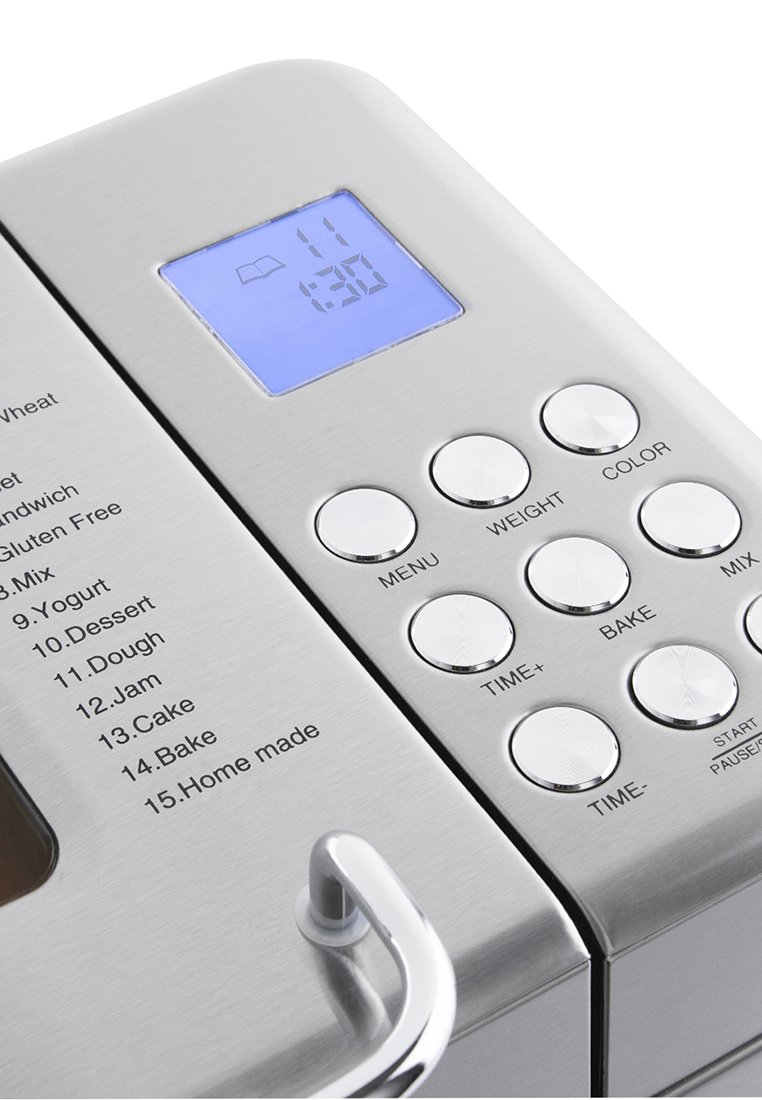 Roestvrijstalen broodmachine met een blauw LCD-scherm, meerdere bedieningselementen met labels en een handvat voor gemakkelijke toegang.