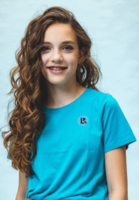 Turquoise katoenen t-shirt met een ronde hals en korte mouwen. Heeft een klein logo met een cirkelvormig ontwerp op het linkerboven borstgebied.