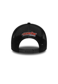 Μαύρο καπέλο snapback με πλέγμα στο πίσω μέρος, που διαθέτει κόκκινο και λευκό λογότυπο "orb" στο πίσω μέρος. Πλατφόρμα με επίπεδο γείσο και ρυθμιζόμενο μέγεθος με πλαστικά κουμπώματα.