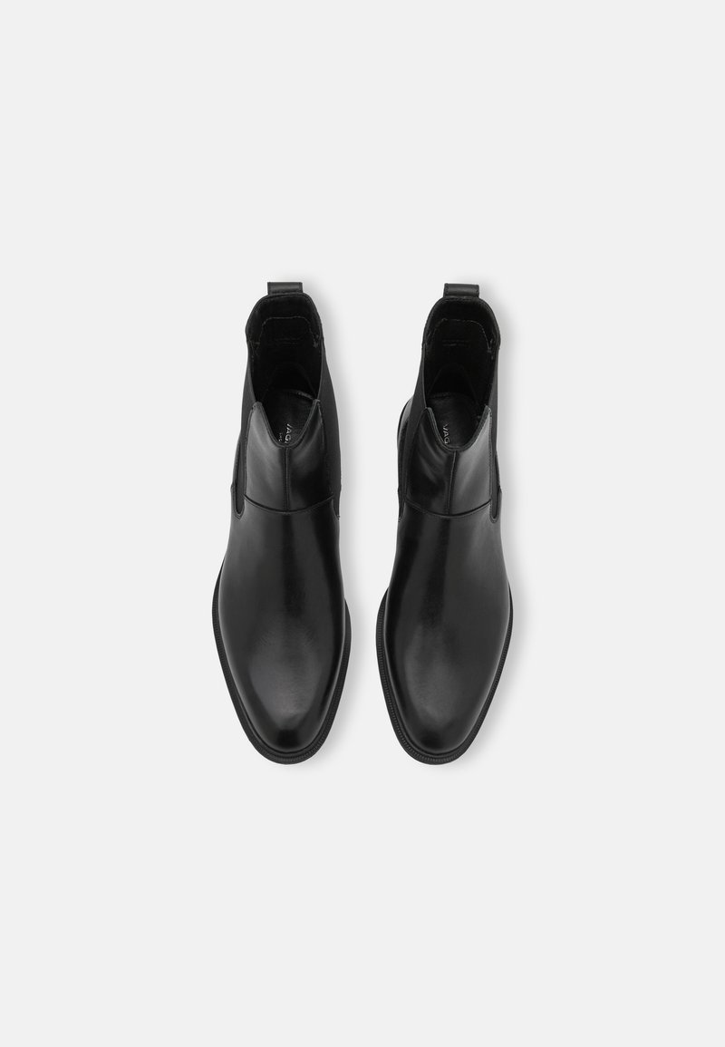 Zwarte leren enkellaarzen met een strak ontwerp, puntige neus en elastische zijpanelen, met een soepele textuur en minimalistische accenten.