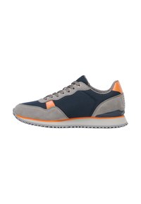Zapatillas para hombre con parte superior de tela azul marino, acentos de gamuza gris y detalles en naranja en el talón y el lateral. Suela de goma con textura.