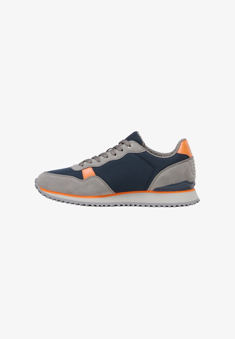 Zapatillas para hombre con parte superior de tela azul marino, acentos de gamuza gris y detalles en naranja en el talón y el lateral. Suela de goma con textura.