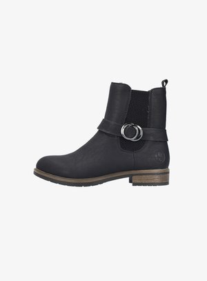 Bottine noire en cuir synthétique avec une finition texturée. Présente un panneau en maille, un talon plat et une sangle décorative avec des éléments en métal argenté.