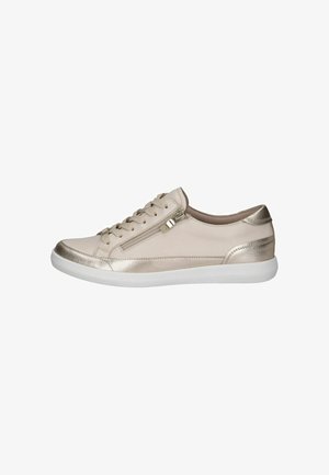 Sneaker beige con dettagli oro metallizzato, caratterizzata da una tomaia in pelle liscia, chiusura con lacci tradizionali e suola in gomma bianca.