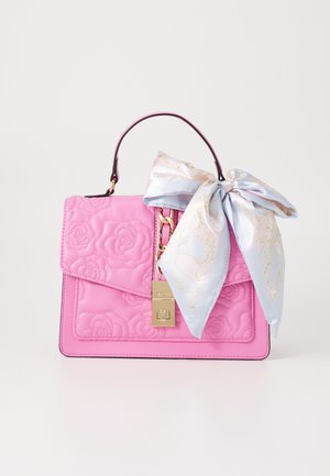 Bolso de mano acolchado rosa con costuras florales, cierre dorado, asa superior y un gran lazo azul pálido con estampado atado al asa.