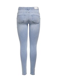 Úzké džíny z jasně modrého denimu, s vysokým pasem, dvěma zadními kapsami a hladkou, mírně vybledlou texturou.