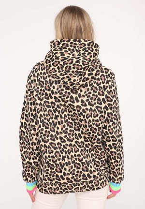 Hoodie à motif léopard avec un motif noir, beige et rose. Présente une grande capuche et des poignets colorés en rose, bleu et vert. Texture douce.