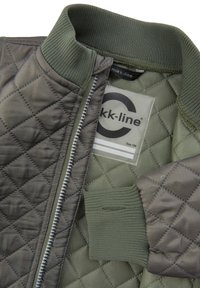 Prešívaná bomber bunda v olivovo zelenej farbe so zipsom vpredu, rebrovaným golierom a manžetami. Obsahuje značkovú etiketu a textúrovaný povrch tkaniny.