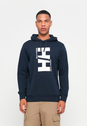 Marineblauwe hoodie met een trekkoord, voorzien van een grote witte logo-opdruk en een voorzak. Gemaakt van zachte stof met ribbels aan de mouwen en onderrand.