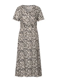 Mönstrad klänning i beige med svart abstrakt design, korta ärmar, v-ringning och midjebälte, tillverkad av mjukt tyg.