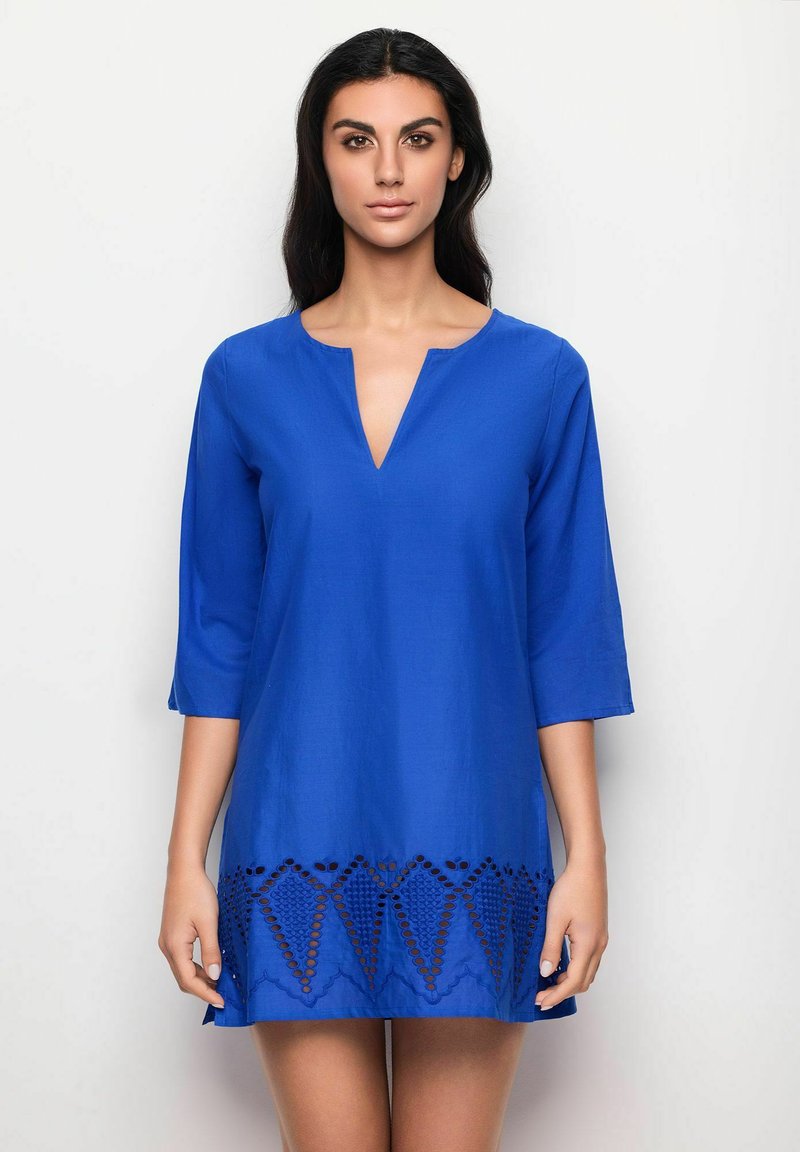Vestido azul con escote en V y mangas de tres cuartos. Detalles de encaje calado intrincado en el dobladillo. Textura de tela suave.