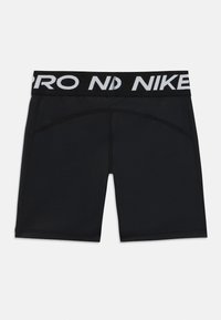 Czarne sportowe szorty o gładkiej fakturze, z szerokim elastycznym pasem ze wstawką "NIKE PRO" w białym kolorze.