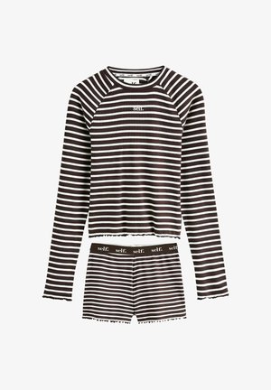 Melns un balts horizontāli svītrains krekls ar garām piedurknēm un atbilstoši šorti ar uzrakstu "self." uz krūtīm un vidukļa joslas.